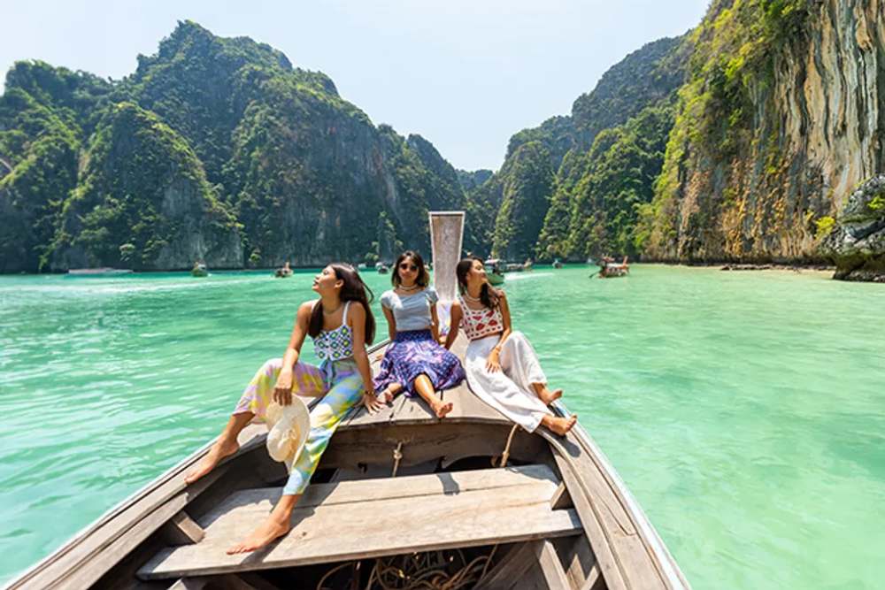 Touristes voyageant en Thaïlande